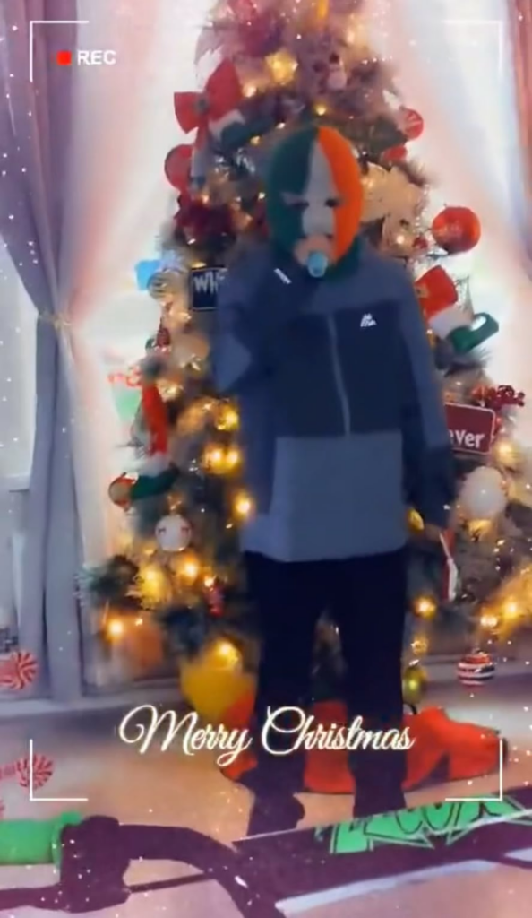 地元の若者が夢の膝蓋骨クリスマスプレゼントを手に入れました 😂