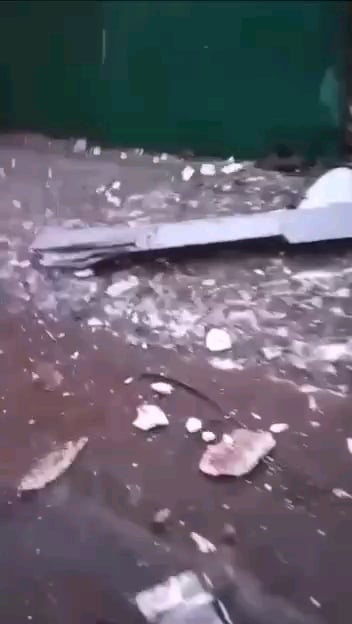 スモレンスク地方のヤルツェフスカ石油貯蔵所でビデオを撮影するロシア人。昨夜、ウクライナの無人機による攻撃を受けた。基地の周囲にはドローンの破片が見られます。