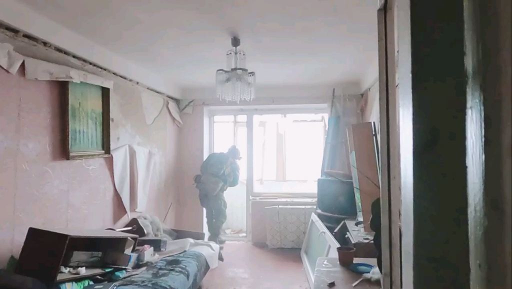 「新兵中隊」のウクライナ軍SOF兵士はロシア兵と同じ建物の同じ階におり、接近戦で手榴弾を投げた。 2024年11月