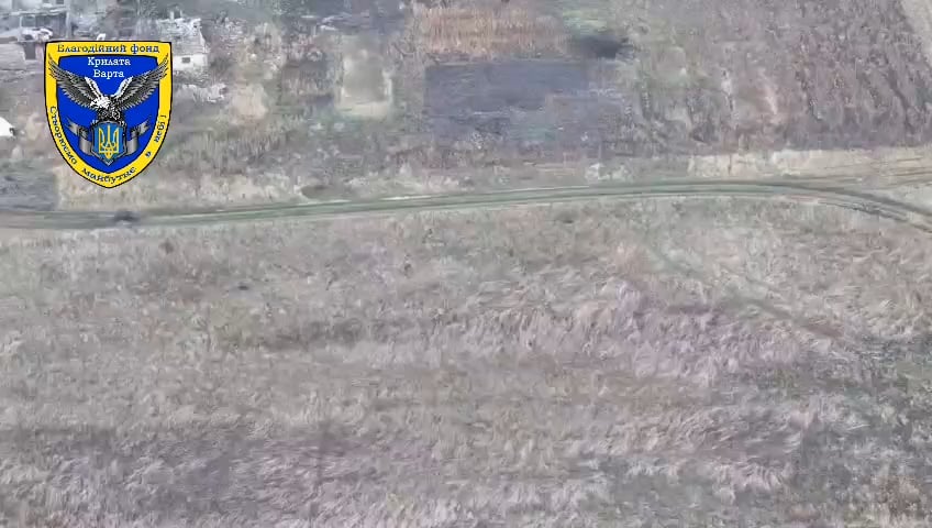 ノヴィ・コマール村（ヴェリカ・ノヴァシルカの北）から徒歩で撤退するロシア兵。ランニングイースト、地理 47.886276、36.845487