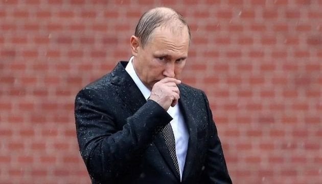 プーチン大統領が計り知れないプレッシャーにさらされていることは誰もが知っている。シリアの大惨事、経済の低迷、制裁の壊滅、制御不能な国防支出、食料価格の高騰、そしてウクライナでの壊滅的なロシア人の死傷者。しかし、私たちとプーチン大統領も、親ロシア派のイーロン・マスクに強要されたトランプ大統領がロシアの救出に乗り出す可能性があることを知っている。