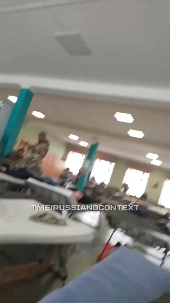 負傷したロシア兵は、逮捕されて大きな部屋に閉じ込められ、タバコを吸いに外に出ることもできないと不満を漏らしている。