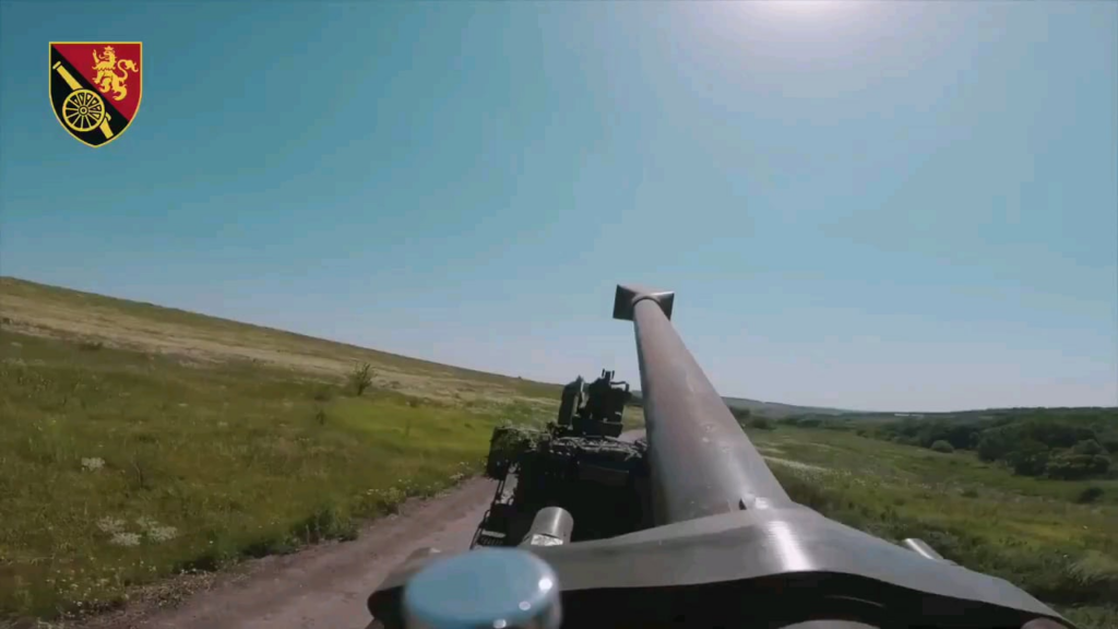 第 45 砲兵旅団のアーチャー 155 mm 自走榴弾砲の GoPro 映像。