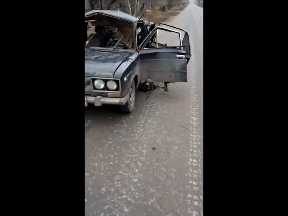 ロシアのテロリストがウクライナの民間車をFPVドローンで攻撃し、車内にいた全員が死亡した。 [Graphic]