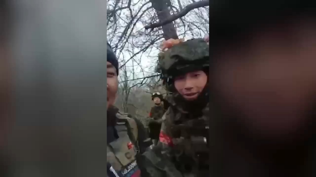NSFL: 伝えられるところによると、クルスクのロシア人は、ウクライナ人による身元特定を困難にするために、死亡した北朝鮮人の顔を焼き始めた