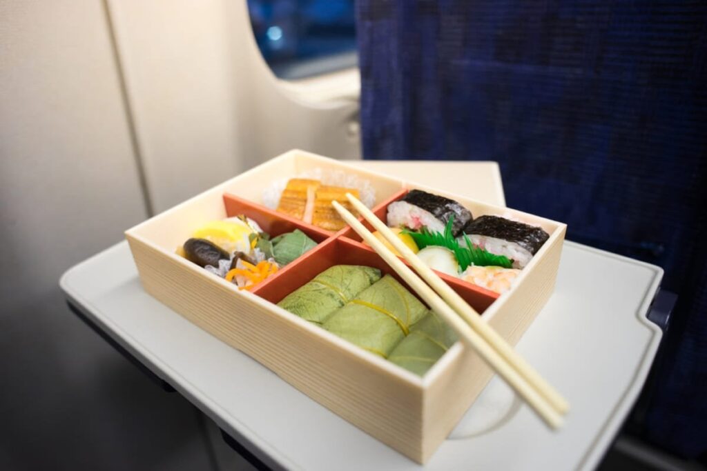 【大喜利】新幹線の通路側の席で「駅弁」を食べていたら、次の駅で乗車してきた隣の人が「怪訝な顔」をしていました…何がいけなかったのでしょうか？