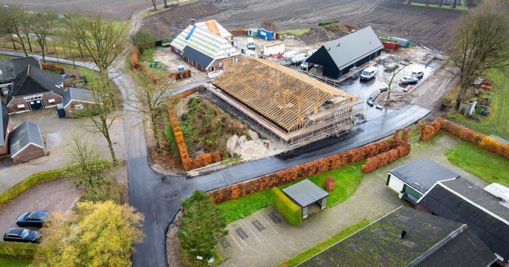 養豚業者が規則を無視して自らアスファルト道路を建設「信じられない、もう手遅れだ」