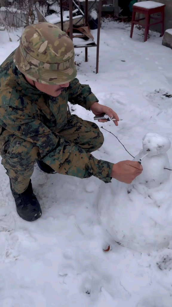 国際部隊のブラジル人ボランティア「ラファエル」さんは、自由時間に雪だるまを作りました