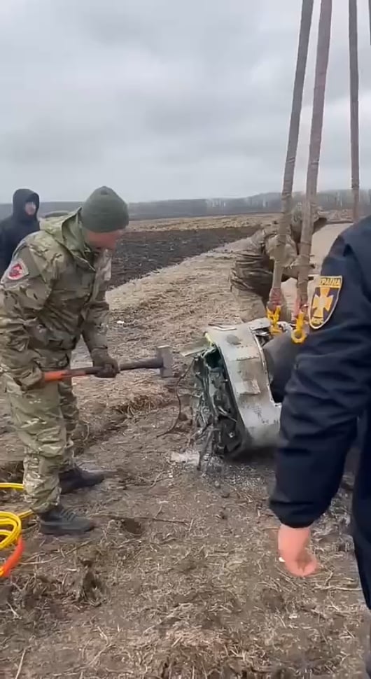 大破したロシアのKh-101ミサイルからの爆薬の解体