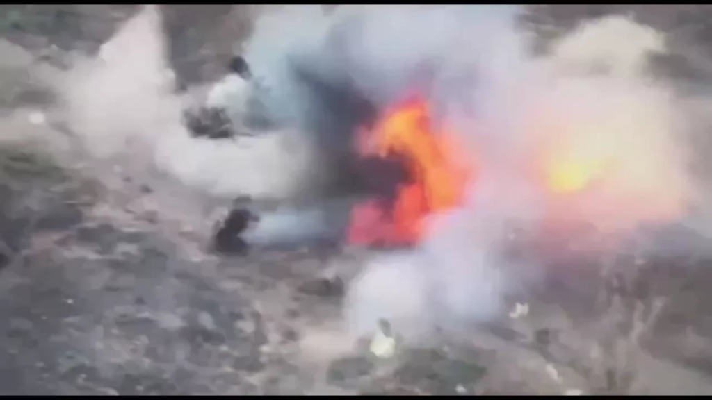 FPV ドローン (NSFW) によって攻撃される兵士のビデオ。
