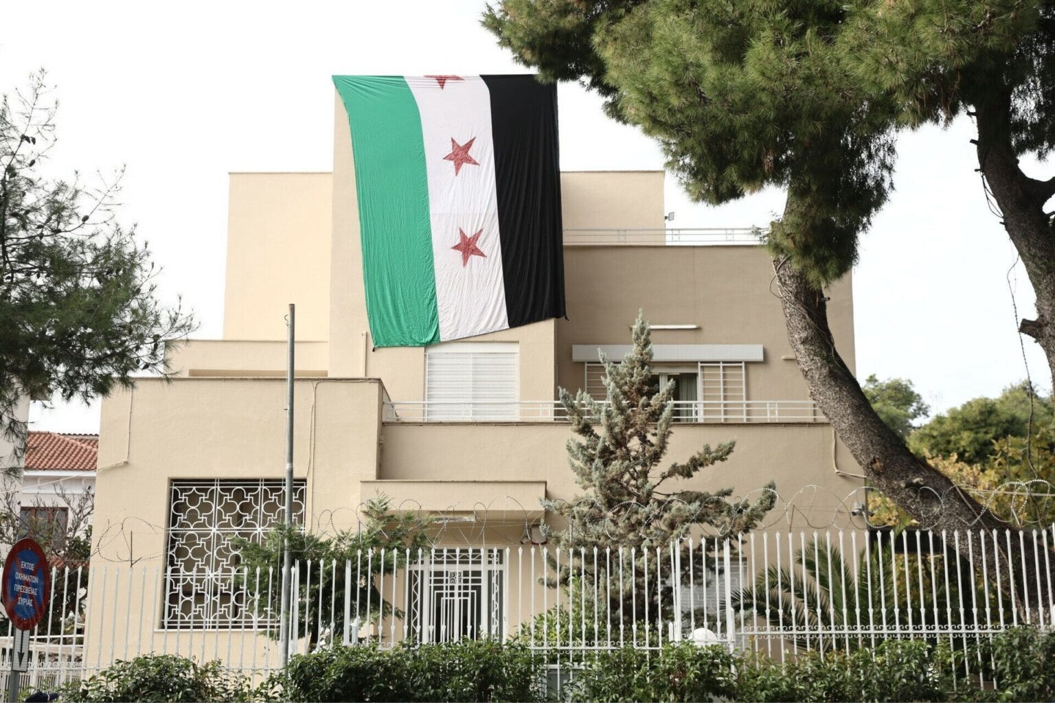 アテネのシリア大使館：反政府勢力支持者らが革命旗を掲げた