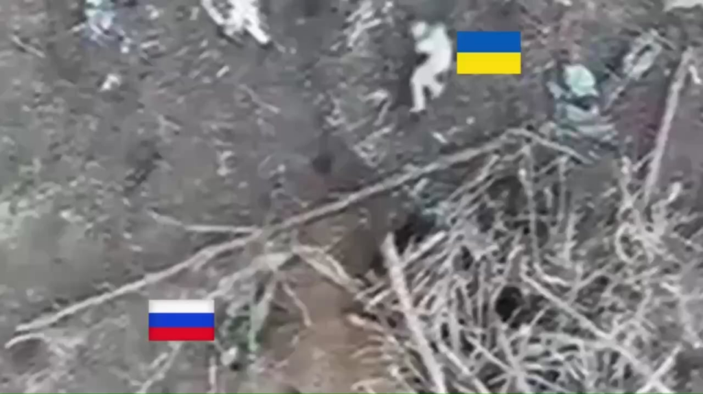 負傷したロシア兵を至近距離で無力化するウクライナ兵。