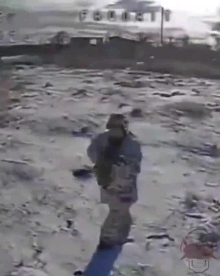 ロシア兵士は、第107TDF旅団の「お気に入り」部隊のFPVドローンを射撃できず、ドローンを手で攻撃した。 2024 年 12 月。クルスク/ハリコフ国境地域。 2024年12月