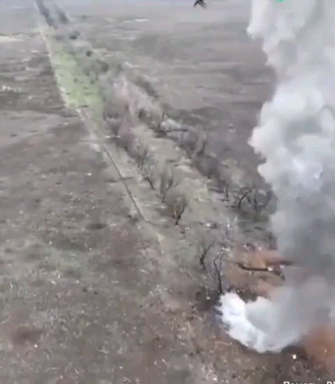 ロシアの侵略者が爆発の衝撃で空中に投げ出された