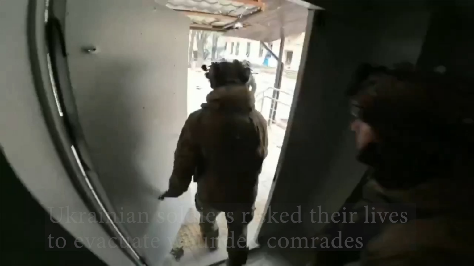 ウクライナ兵士は負傷した戦友を避難させるために命を危険にさらした 激しい戦闘が続くクラホヴォ近郊で撮影されたビデオ 負傷した兵士2人は安全な場所に避難した 兄弟愛と無敵の真の現れ