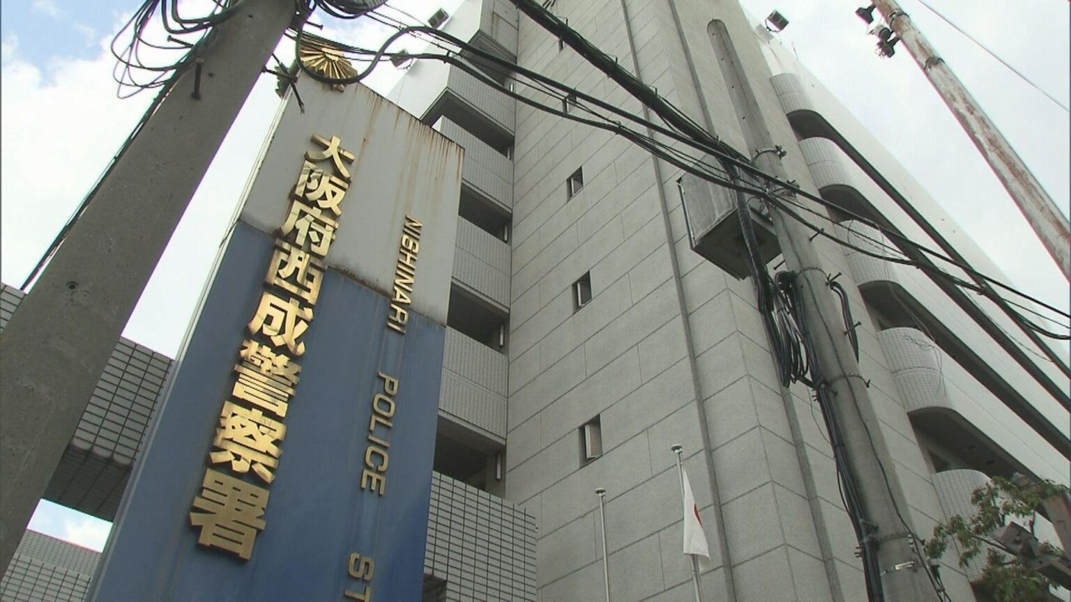 「今後の人生に楽しみがないと考えイラだった」マンション8階から『テレビや空気清浄機』投げ落とした疑い…77歳男を逮捕　現場は駅出口から約10mの歩道