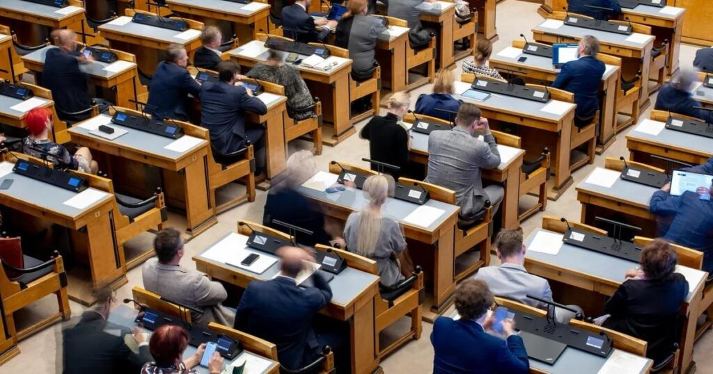 政治家は人々がどれだけのお金を得ることができるかを言う