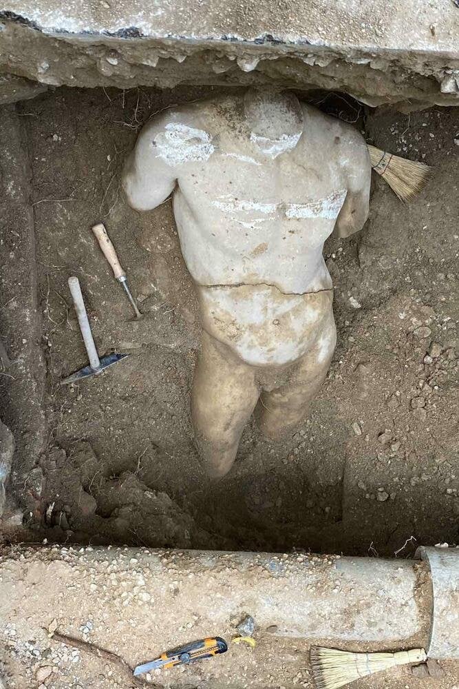 道路工事中にローマ帝国時代の大理石像発見 ギリシャ