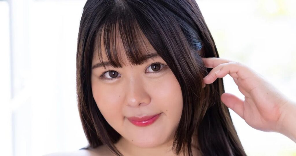 【どすこい速報】Kカップグラドル星乃うめ、バニーガールコスからはみ出たバストを片手で隠しながら“女豹のポーズ”