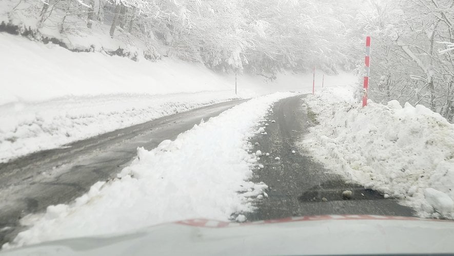 装備なしで雪道を時速181kmでアンドラに到達しようとしたとして逮捕