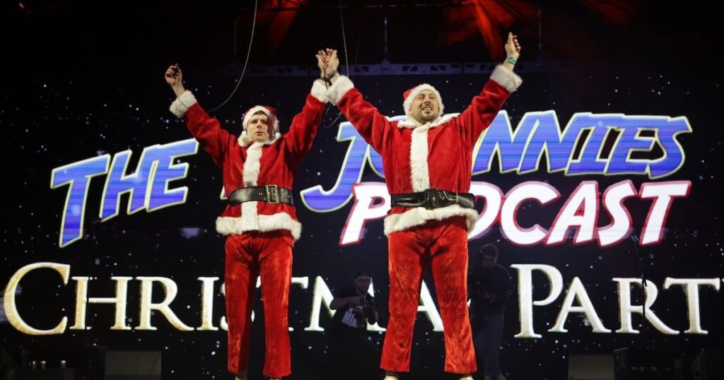 3アリーナでの2人のジョニーのクリスマスパーティー：その陳腐さと粗野さを嘲笑するのは簡単だが、13,000人の幸せなファンは間違っているのだろうか？