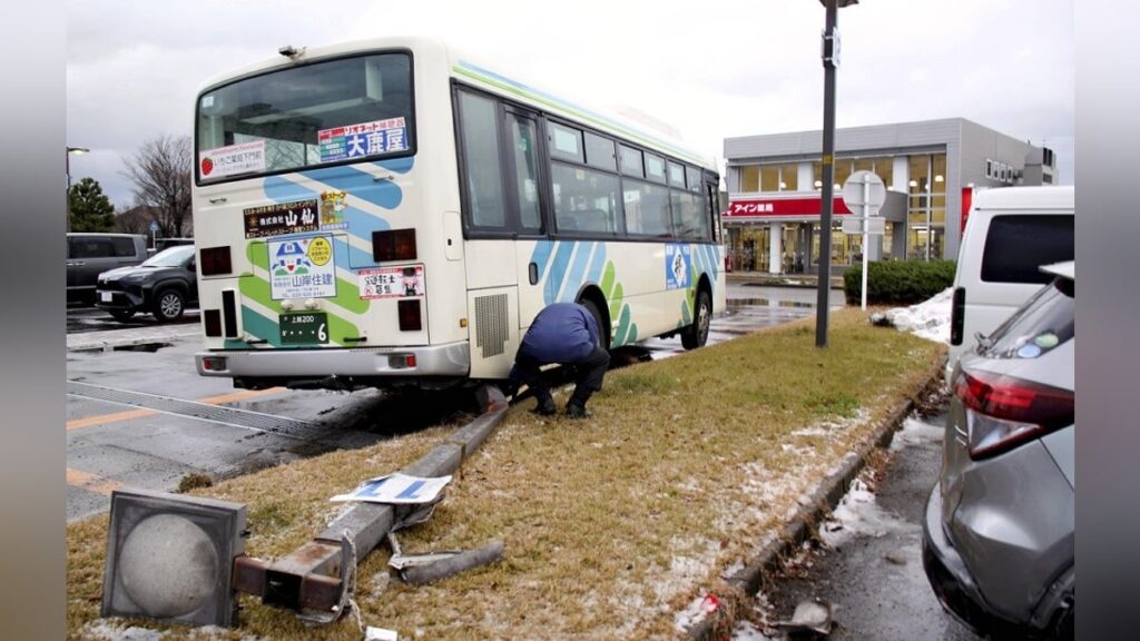 病院ロータリーで路線バスが１３台に次々に衝突、事故当時は運転手の意識はっきりせず 新潟県上越市