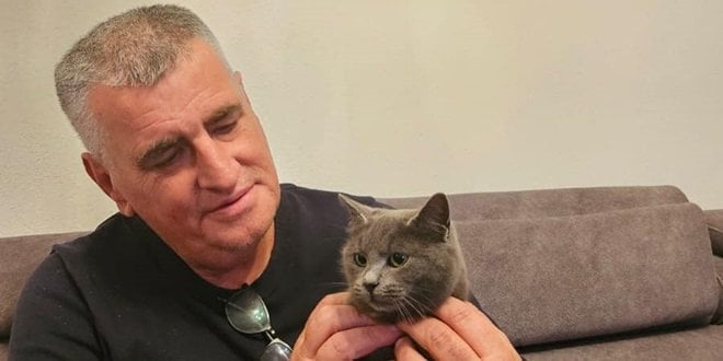 ミロ・ブルジは愛する人たちとの付き合いを楽しんでいます