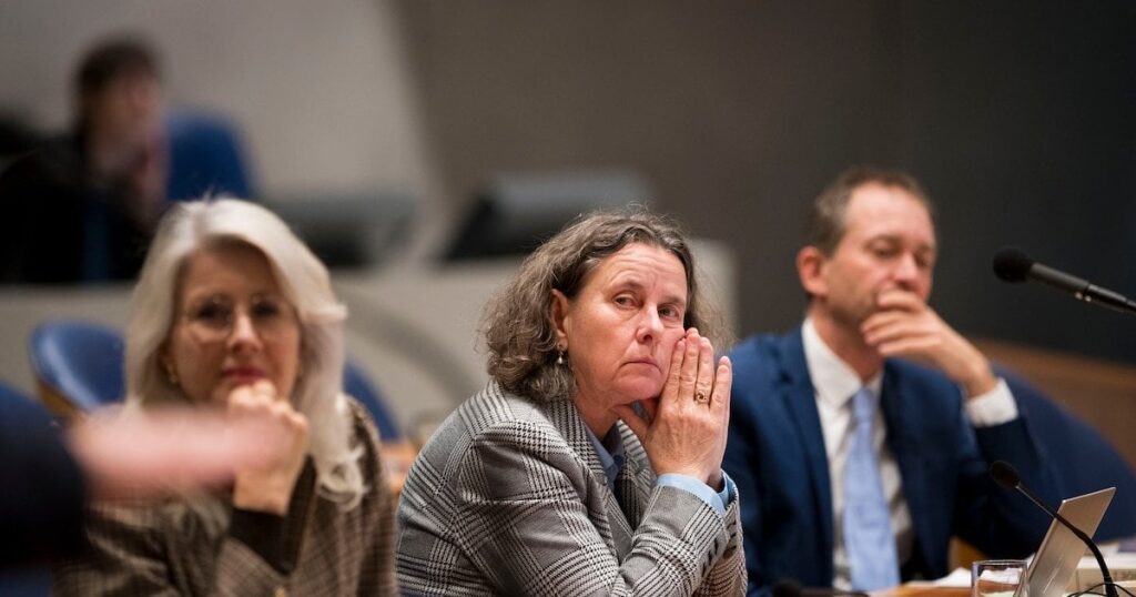 ファーバー氏、性急な立法への諮問機関の関与を制限