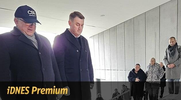 首相は銃撃の犠牲者に甲冑師の帽子をかぶせて追悼した。人々は彼の辞任を望んでいる