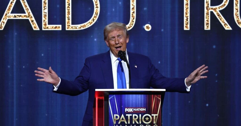 将来の選挙に関するトランプのコメントはあなたを怖がらせるべき - ドナルド・トランプは、愛国心とされる賞を受け取りながら、ぞっとするような発言をした。