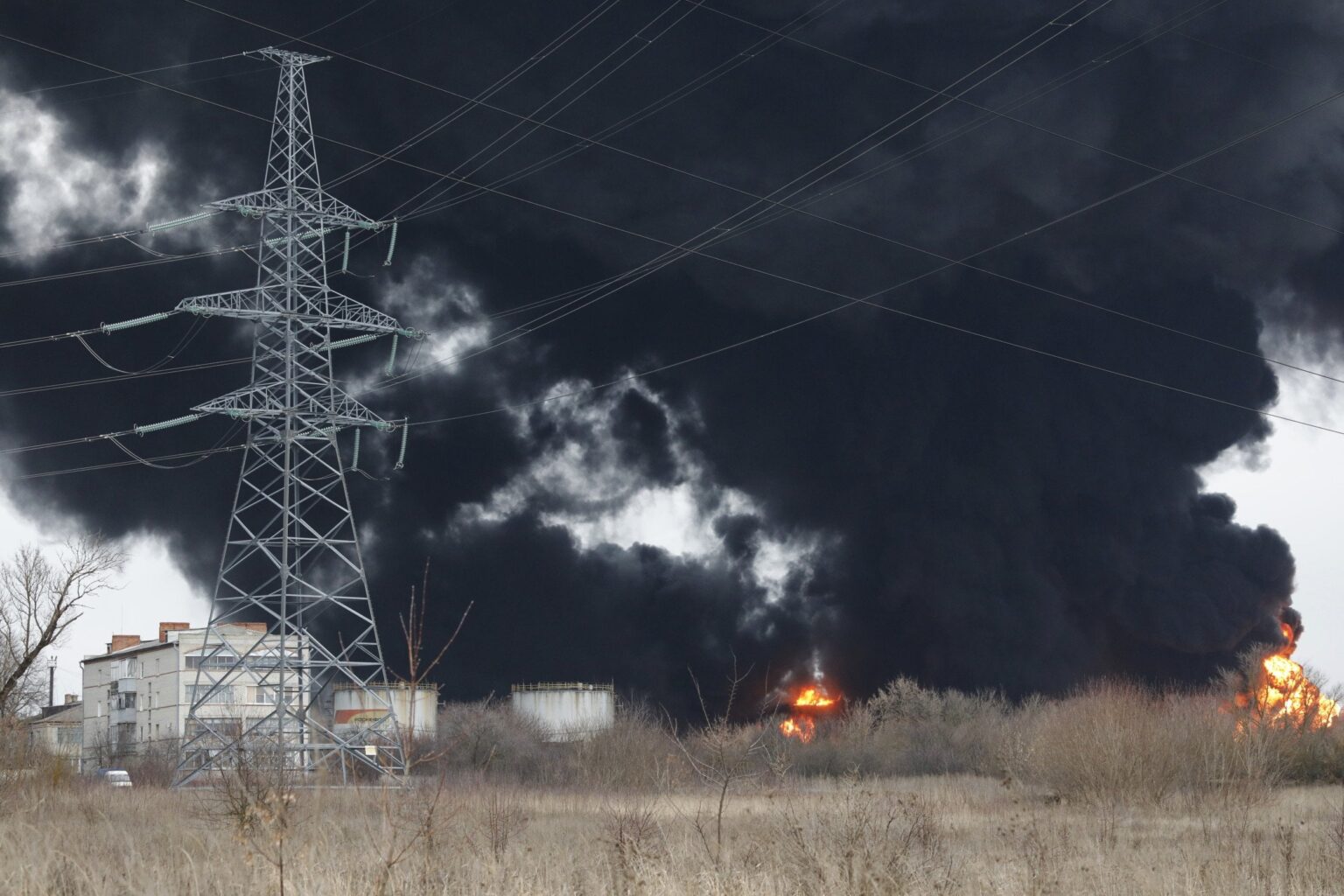 ドローン襲撃の最中、ロシアの石油ターミナルを揺るがす大規模な爆発：ビデオ