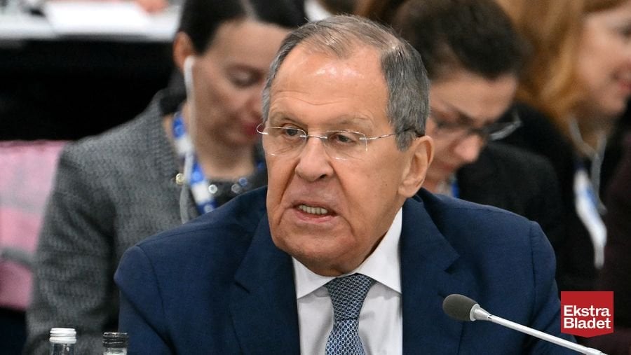 セルゲイ・ラブロフ氏、大きなインタビューで：軍事力でデンマークを脅す。ロシアのセルゲイ・ラブロフ外相は主要インタビューでデンマークについて特に言及した。これは、ウクライナのロシアとの戦いに対するデンマークによる大量の武器の納入と寄付によるものである。