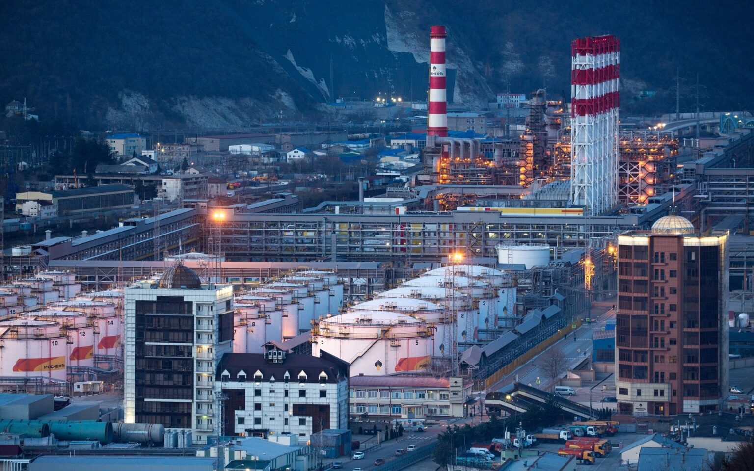 ロシアの製油所、12年間で最低の生産量を示す：効果的なドローン攻撃の影響。 [translated]