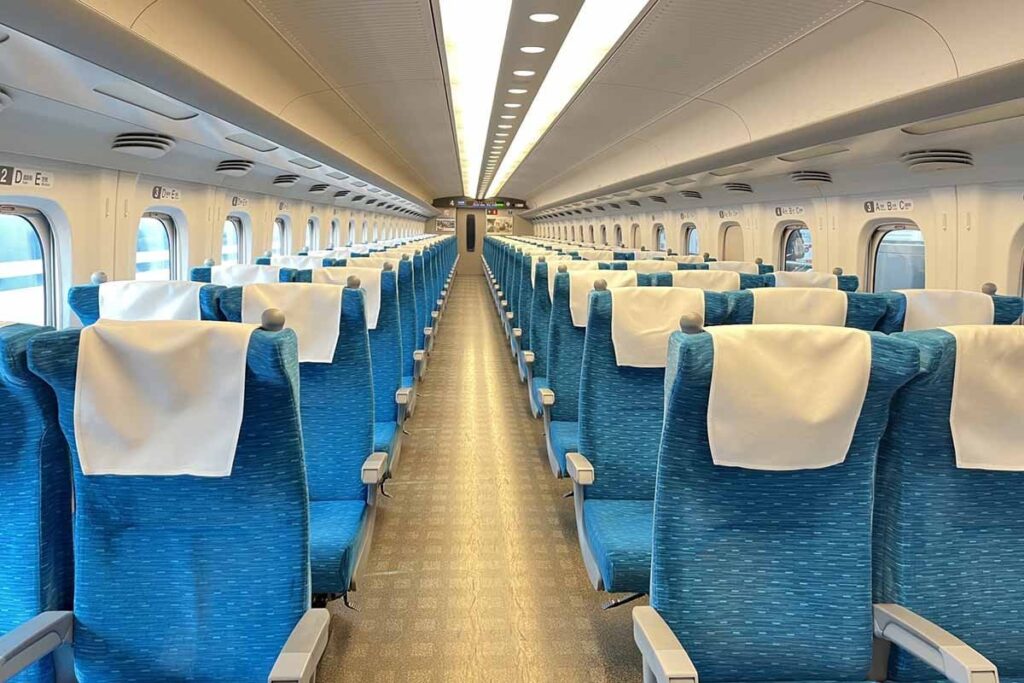 【虚】「2席分払ったからOKですよね？」隣りの指定席も購入してゆったり鉄道旅行……許されるのか？