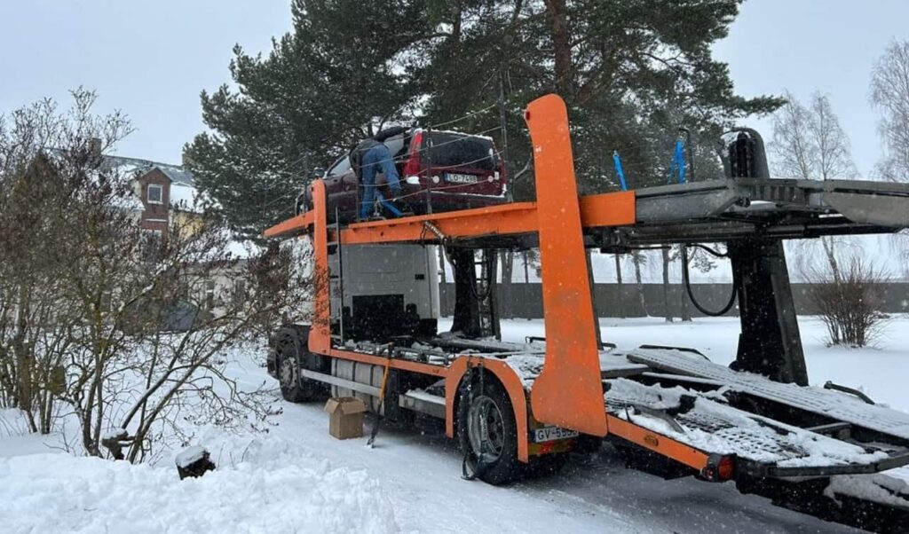 ラトビア、飲酒運転者から押収した車612台をウクライナに寄付