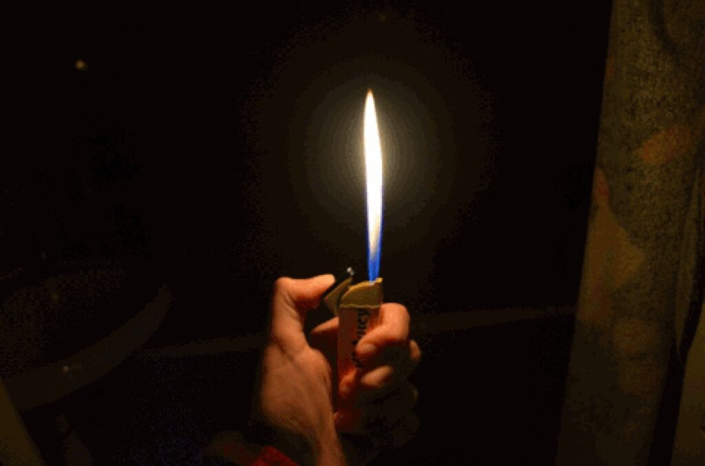 マジャルバンヘジスの男性がクリスマスに焼身自殺し、火が消えた後歩いて帰宅した