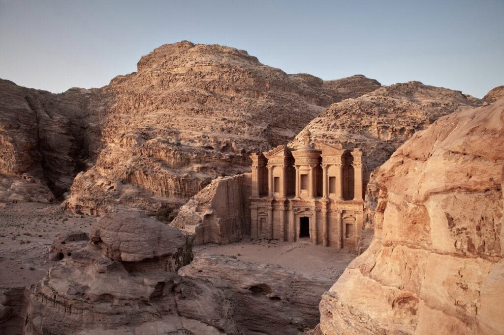 謎の古代都市ペトラ、かつては3万人が生活、なぜ捨てられた？