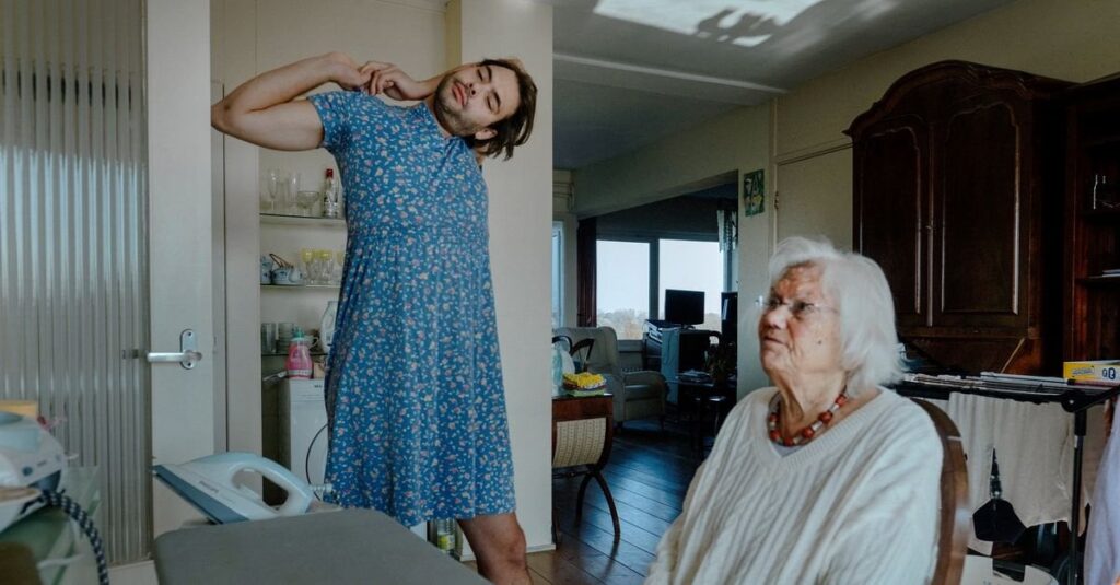 ギスさん（31）は祖母（93歳）を自宅に迎え入れた。彼女は朝食を作り、彼は彼女の目に点眼する