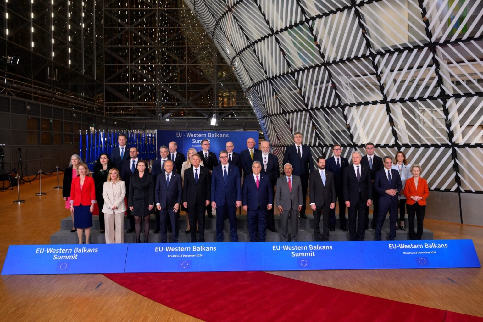 X.は挑発的な発言を続けている。ミッコスキー氏はこの国を「マケドニア」と呼び、「マケドニア国民は他のEU加盟国27カ国とともに居場所を得るに値する」と語った。