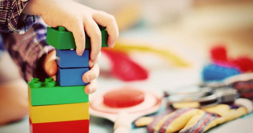 検査により、女児が噛まれた幼稚園の混乱が明らかになった：許可を超えた600人以上の園児がいた