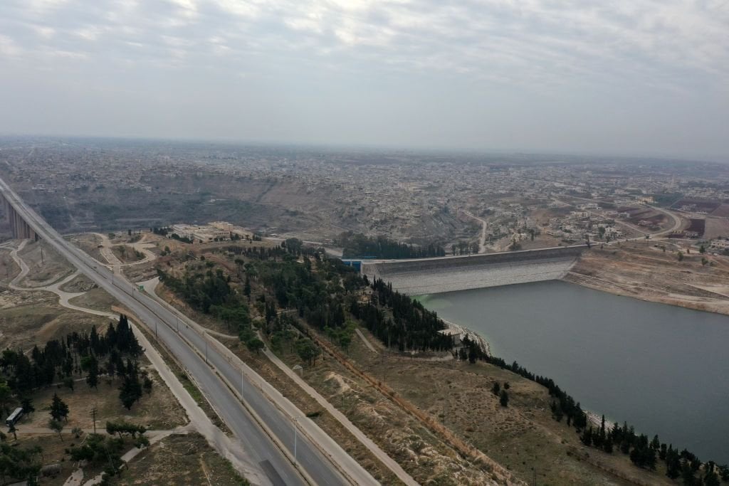 シリア政府軍がホムスから撤退、アサド大統領をロシアの主要軍事基地から切り離す
