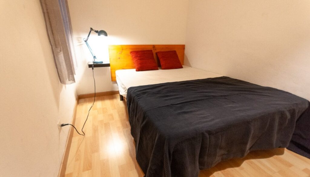部屋に住んでいる人の 77% が、給料の 30% 以上を部屋の支払いに充てています。