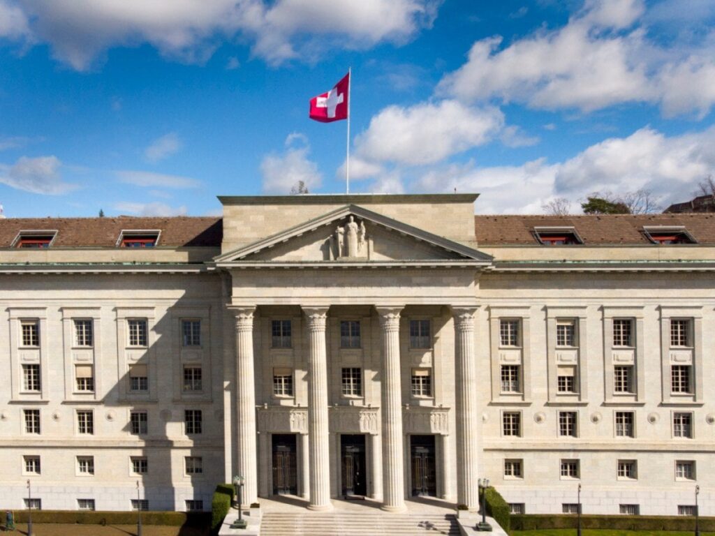 スイスの裁判所、十代の若者は親なしでも性別変更可能と判決