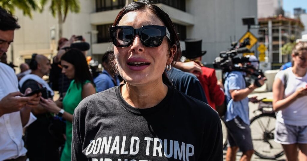 ルーマー氏、激化するMAGA南北戦争で「福祉の女王」マスク氏を非難