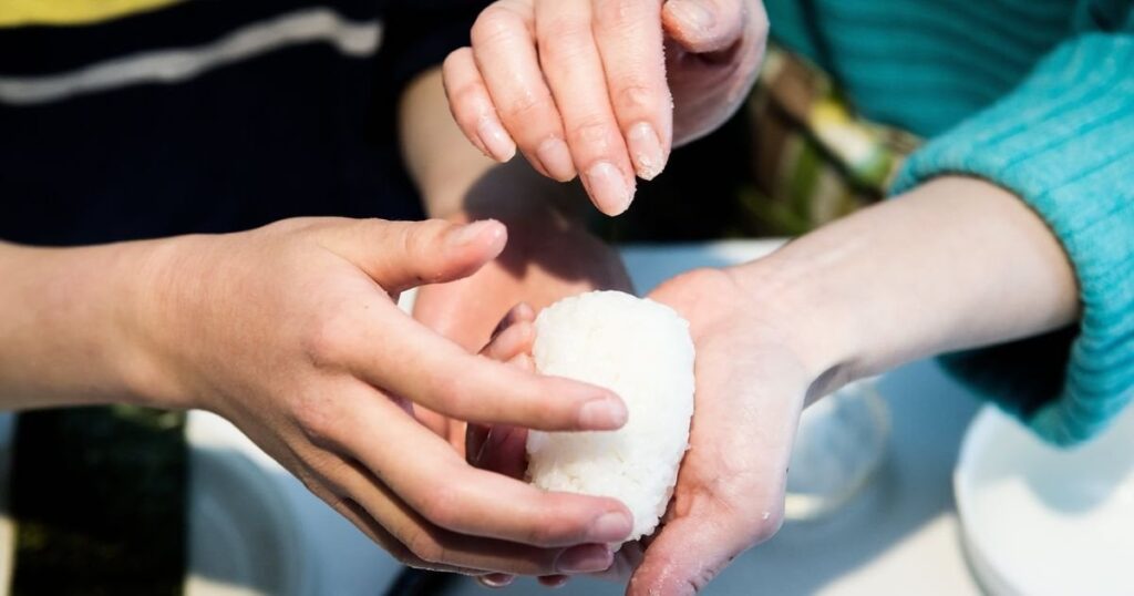 「ご飯をあまり炊かないように」。経済困難な子育て世帯の3割超で子どもに十分なお米を食べさせられておらず