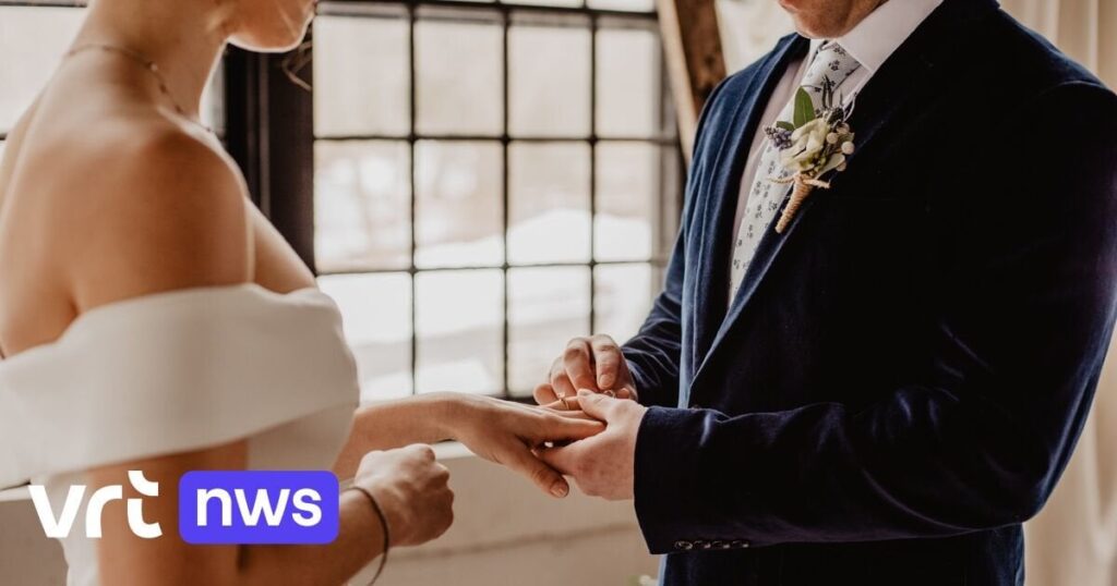 ニノベでは11月に結婚が増え、デ・ヨンジェ市長は「誰もがギー・デゼレールの下で結婚したいわけではない」と語った。