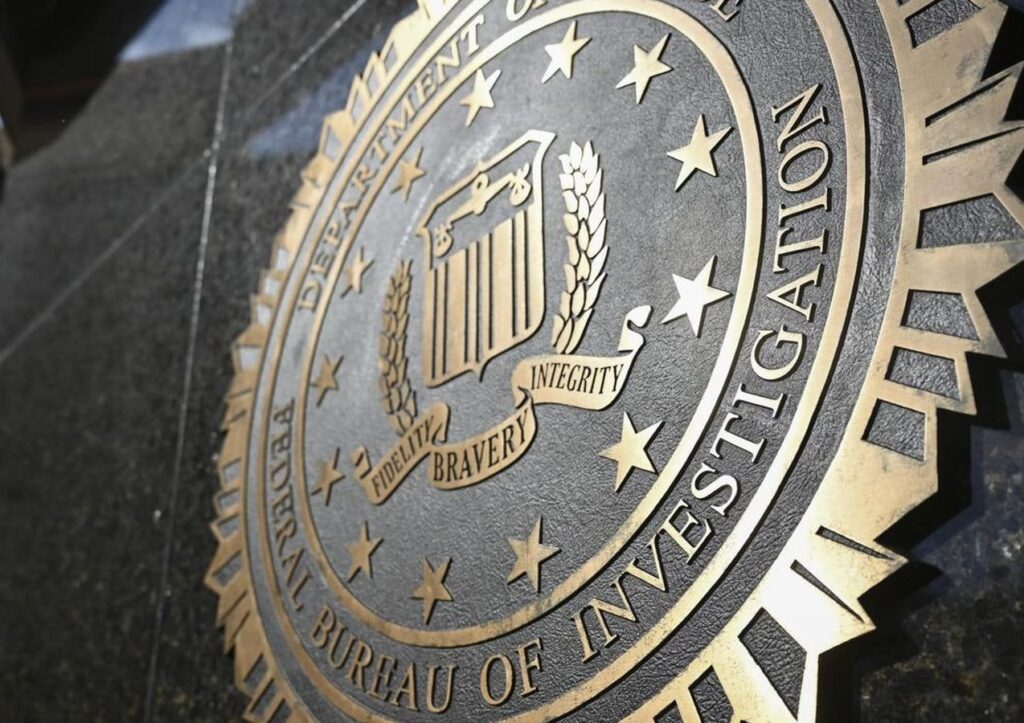 FBI、iPhone、Android ユーザーに警告—WhatsApp、Facebook Messenger、Signal アプリを変更する