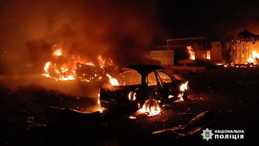 ロシアによるザポリージャ市空爆で１０人が死亡した。彼らのほとんどは、滑空爆弾が爆発しそうになったときに、道路上の車の中で焼かれました。重傷者12人が入院中、うち子供4人