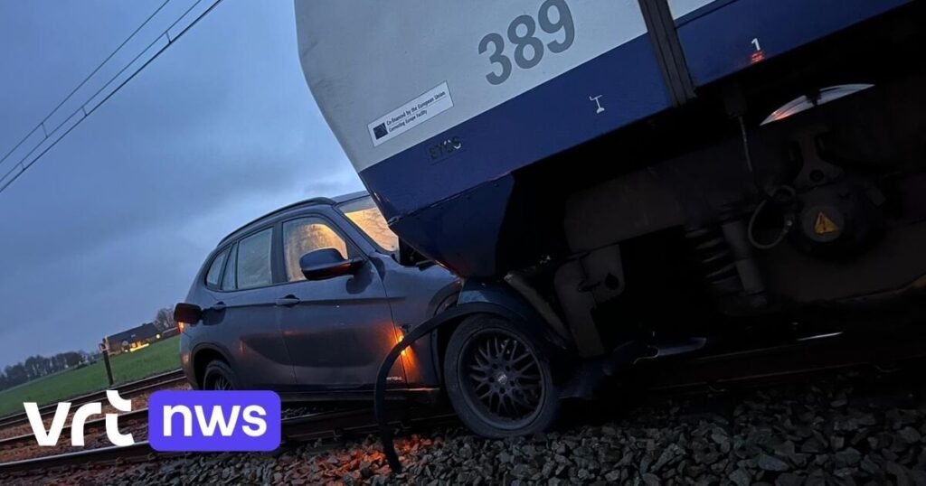 ホイレで衝突後、車が電車に数メートル押し出される：ルーセラーレとコルトレイク間の電車交通が中断