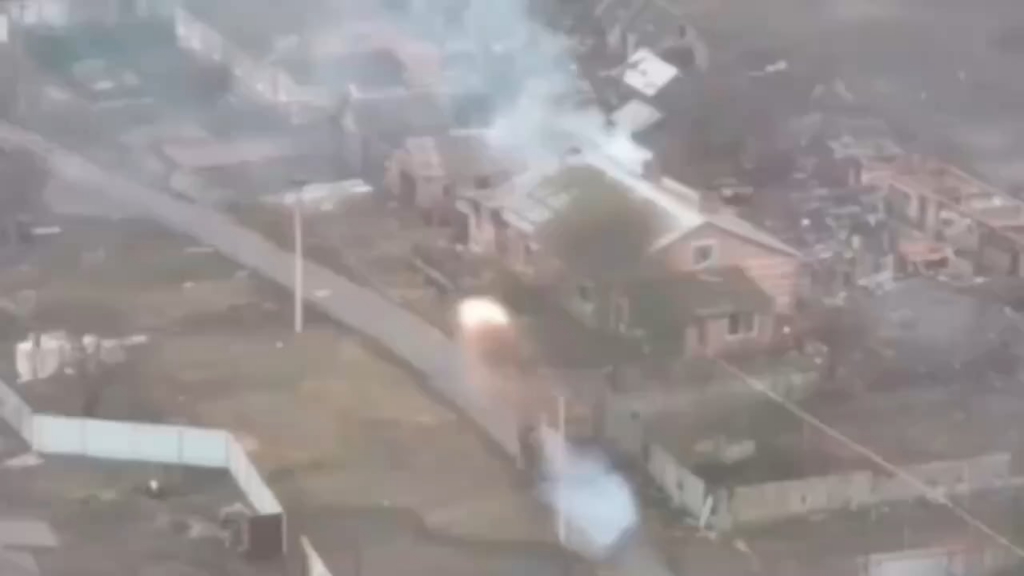 ウクライナ人のブラッドリーはTOWミサイルを使用して、ロシア兵が隠れていたとされる家を破壊した。次に、25mm ブッシュマスターをほぼ至近距離で次の家に降ろします。 (日時・場所不明)